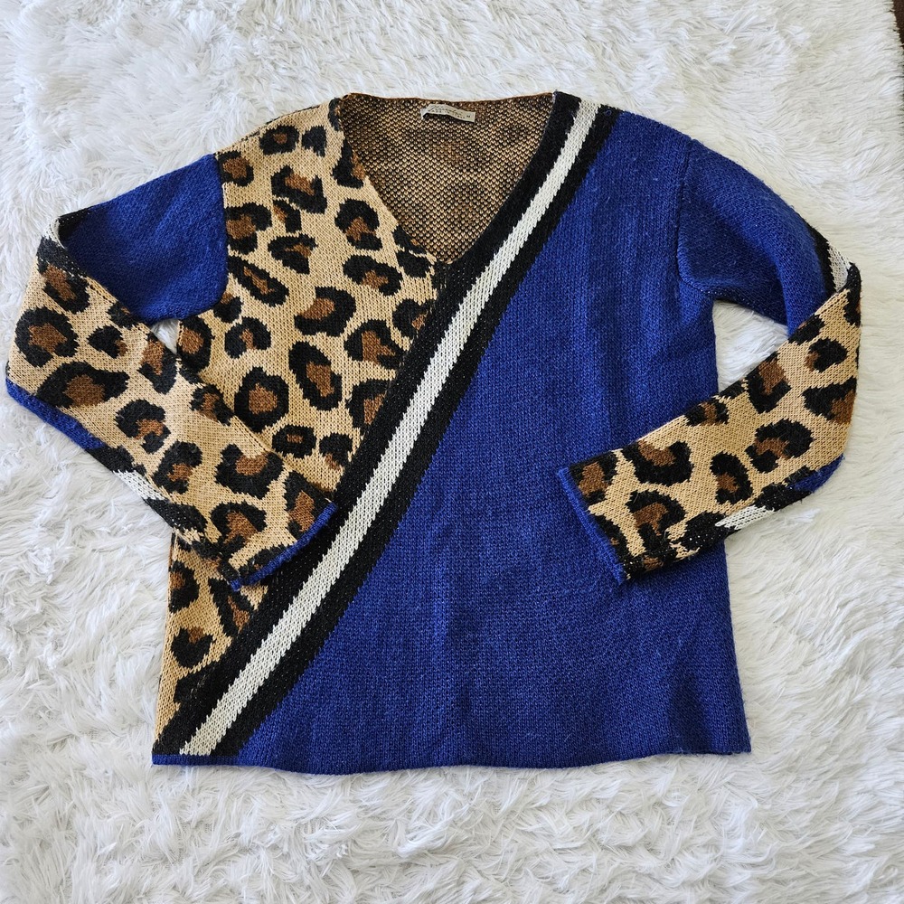 Niccolai Women's Cheetah Print and Blue Colorblock V-neck Plush Sweater. Size‎ M